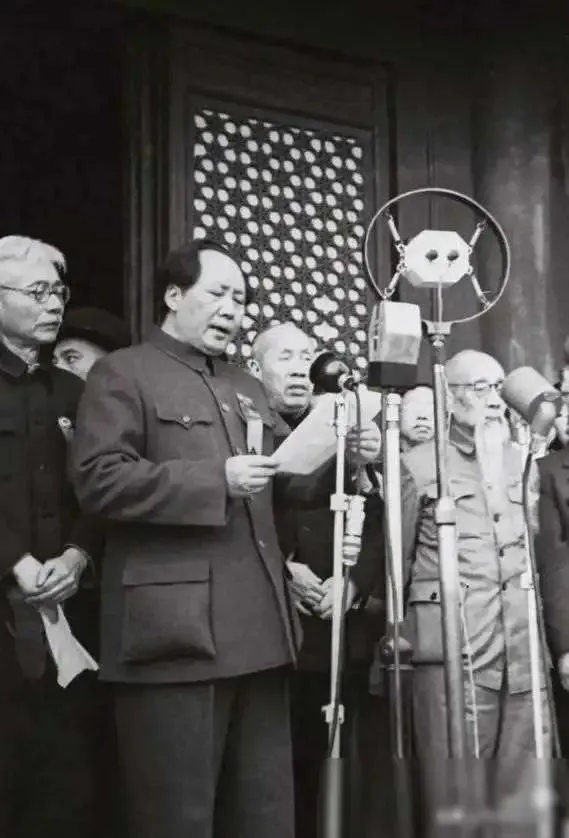 1949年，开国大典前，一个排长在天安门附近巡视的时候，发现了一个奇怪的烟头，他