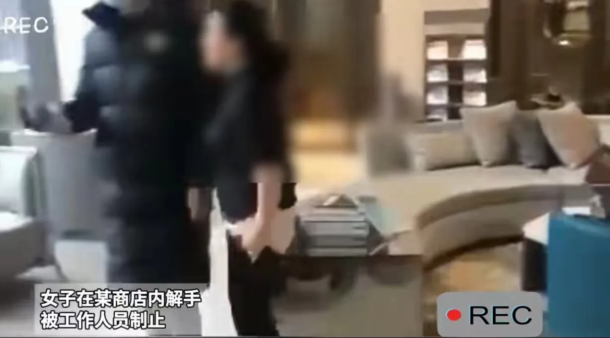 “三观碎了一地！”四川，男子在一家店里当保安，一女子突然冲进店里，当着那么多人的