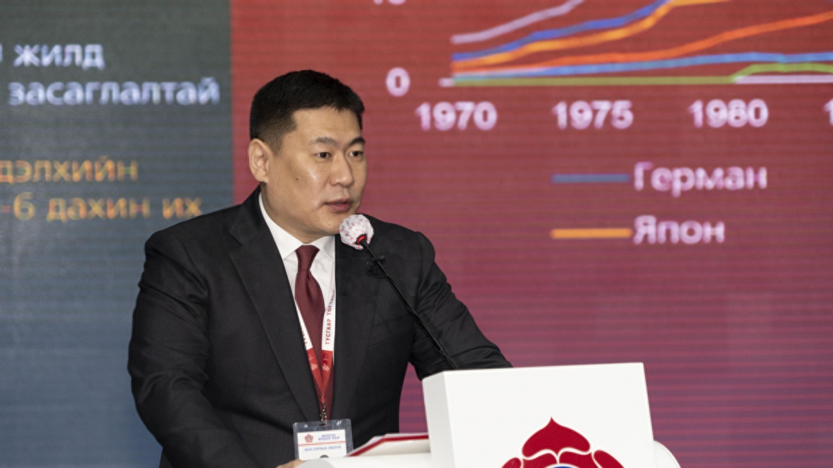 外蒙古的总理最近可是左右为难，他选择跟俄罗斯保持距离，反而去讨好西方国家。他们那