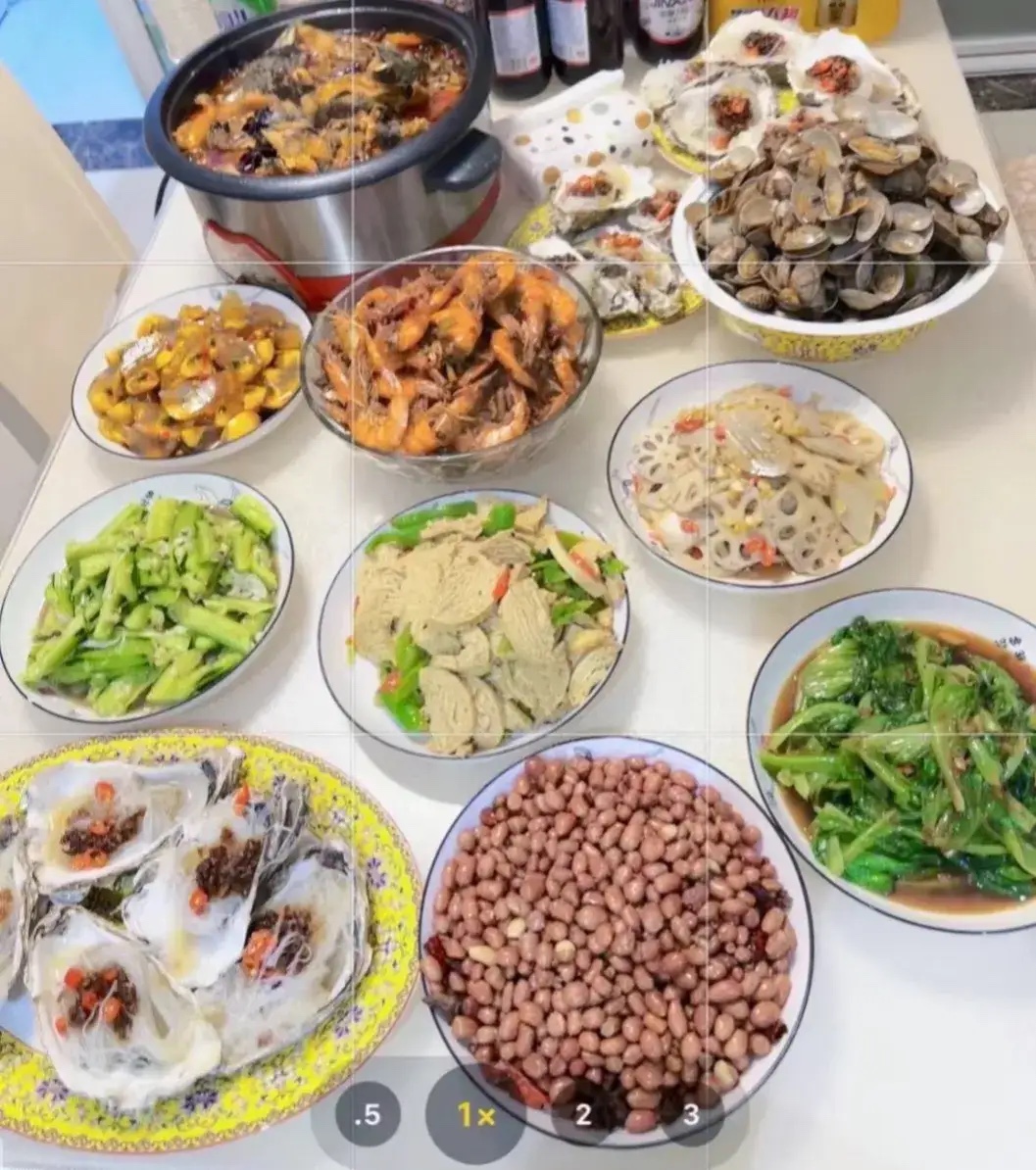 这就是七十多岁的婆婆做的菜，没有一个是我喜欢吃的，明知道我喜欢无辣不欢，看着也都