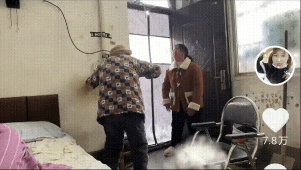 这位叫香香的河南女子的故事，揭示了当代中国中年人的艰难处境。她在忙碌的农历新年前