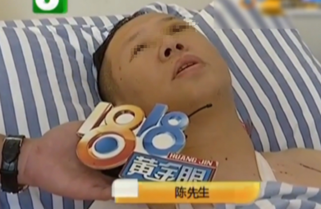 “人狂自有天收！”2017年，杭州萧山，一男子在KTV逼迫服务员跪着倒酒，女服务