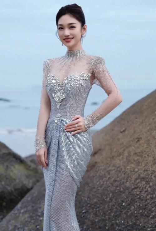 蓝羽，你可能不是最美的，但绝对是最有女人味的。
 
独特的透视长裙可增加舞台亮点