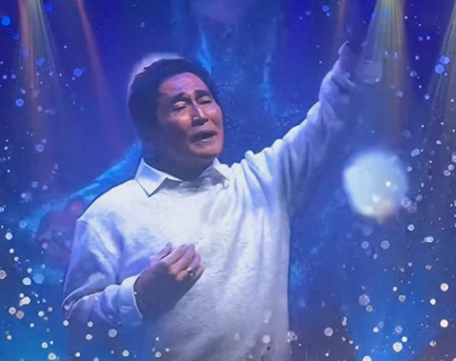 像齐秦这样的歌手，我们大家应该支持他。
 
他的歌给我们大家留下了以前太多的回忆