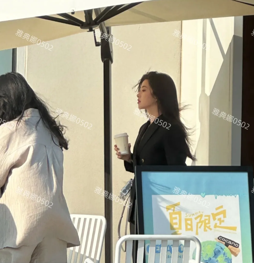 偶遇朱珠，她本人真的很有气质，身材匀称长发飘飘，自信大方很知性，都市丽人在她身上