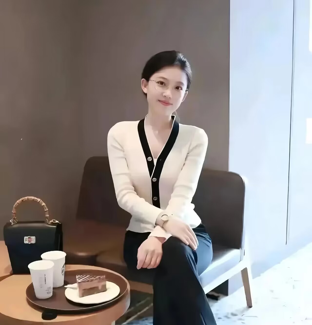 我不愿意自己开车上下班了，
我想找一个男人，
他愿意做我的专职司机，
而且还不要