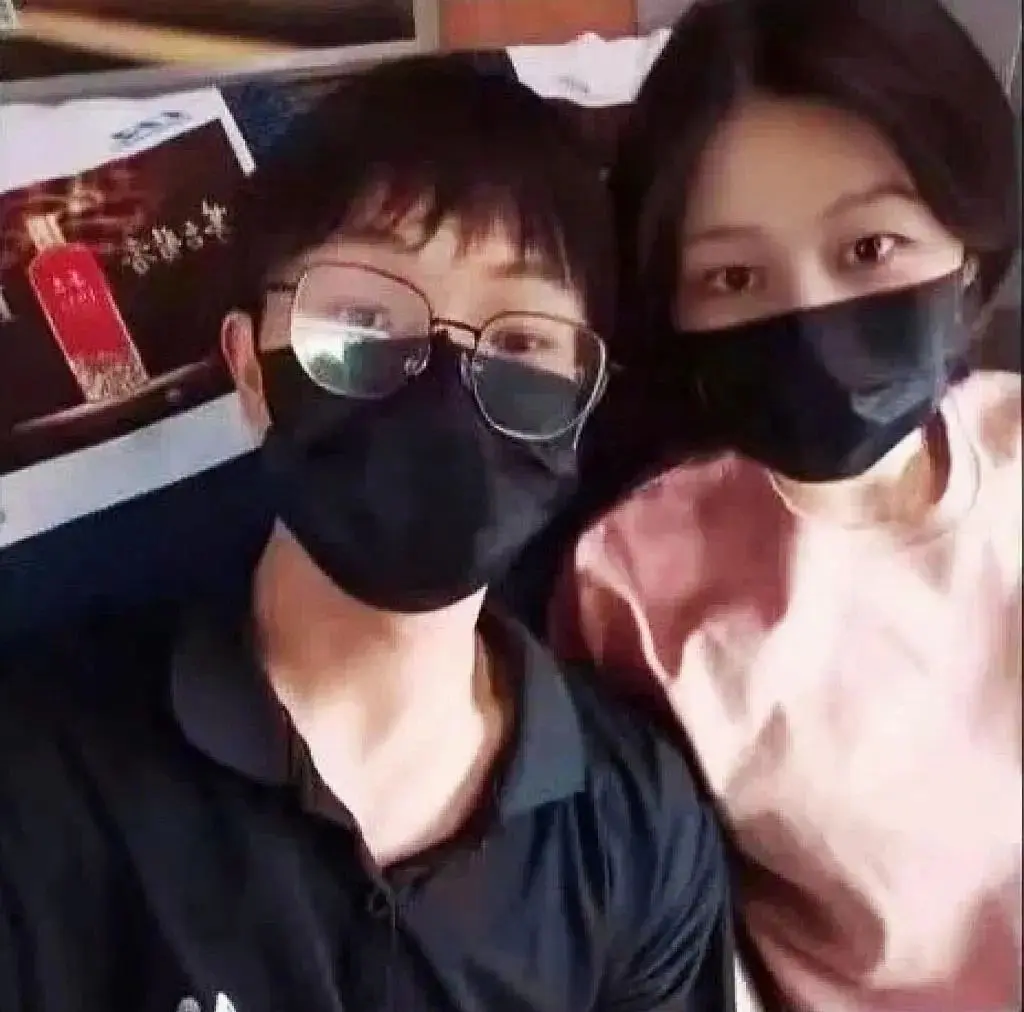 曝南航45岁女教授与22岁男学生同居，亲密照流出，一细节……
网上还曝光了一张疑
