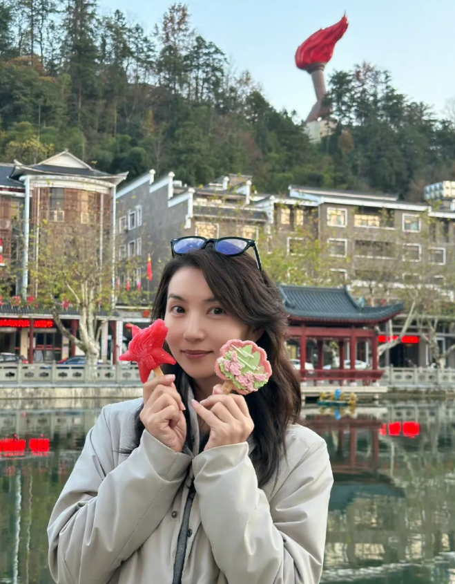 陈好在井冈山，年轻时她是人见人爱的万人迷，现在的她是知性优雅的老师，薄施粉黛也难