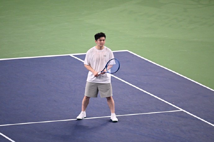 樊振东这网球打得也乒里乒气的

好像一位QQ人啊