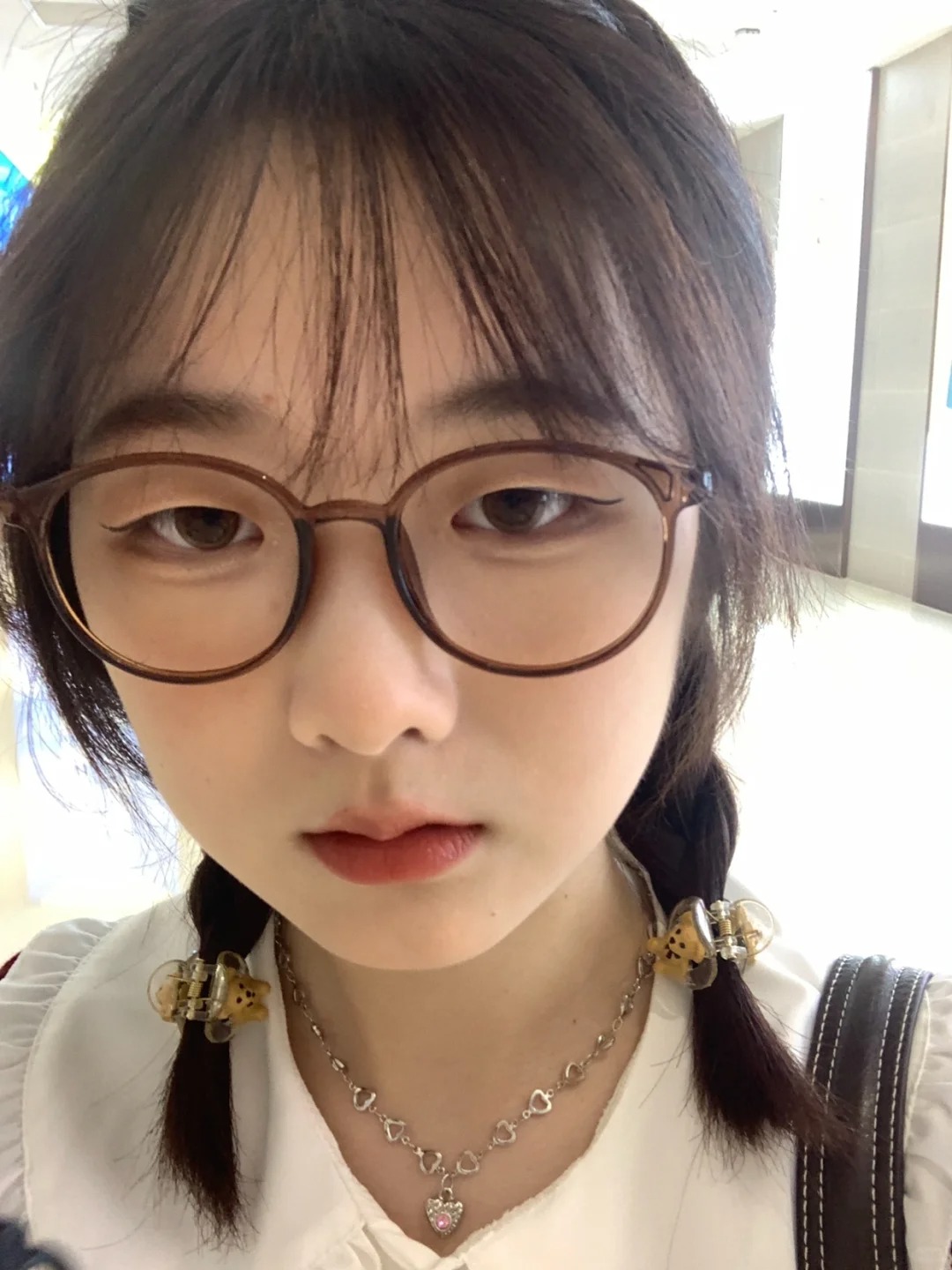 双眼皮200天
第一张图已经贴了双眼皮贴了，现在看妆也很搞笑
各个光线大乱炖一下