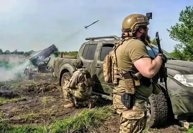 俄乌冲突本质与性质或将巨变。
泽连斯基12日发出“最后通牒”：“美国若是不下场，