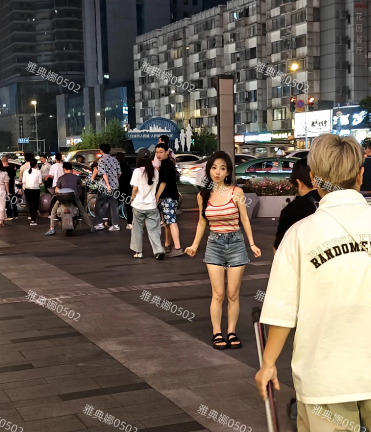 偶遇冯提莫，本人一点儿也不年轻可爱，一看就是30多岁的样子！
身高不到1米5，头