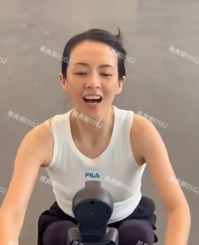 章子怡更新了她在健身房锻炼的视频，45岁的她认真卖力的做每一个项目，她皮肤紧致身