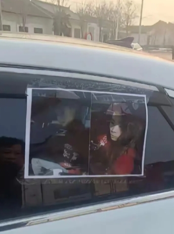 陕西咸阳银泰学府已婚少妇，大年三十晚上约会，恰巧被丈夫遇见！被丈夫网上曝光。看来