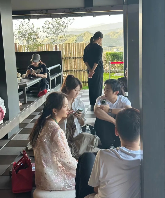 三亚偶遇佟丽娅，本人好美高温柔!