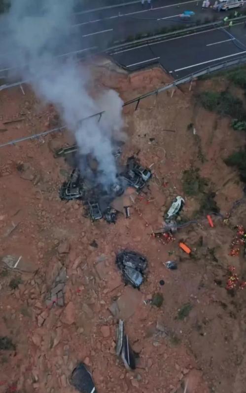 悲惨！梅大高速塌陷造成重大伤亡…

5月1日2时10分左右，广东梅大高速大埔往福