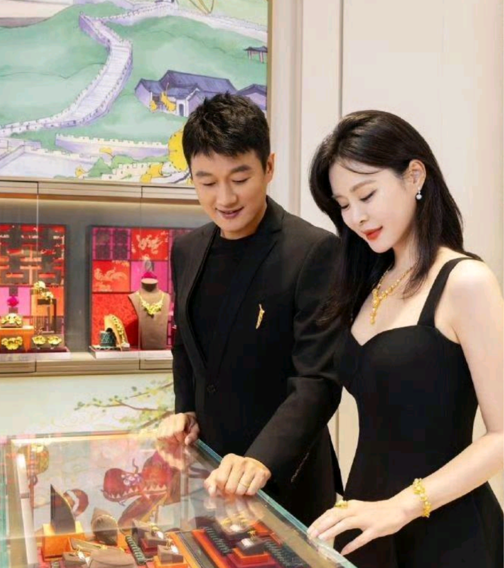佟大为真是好男人，结婚多年仍不忘给妻子买首饰。
