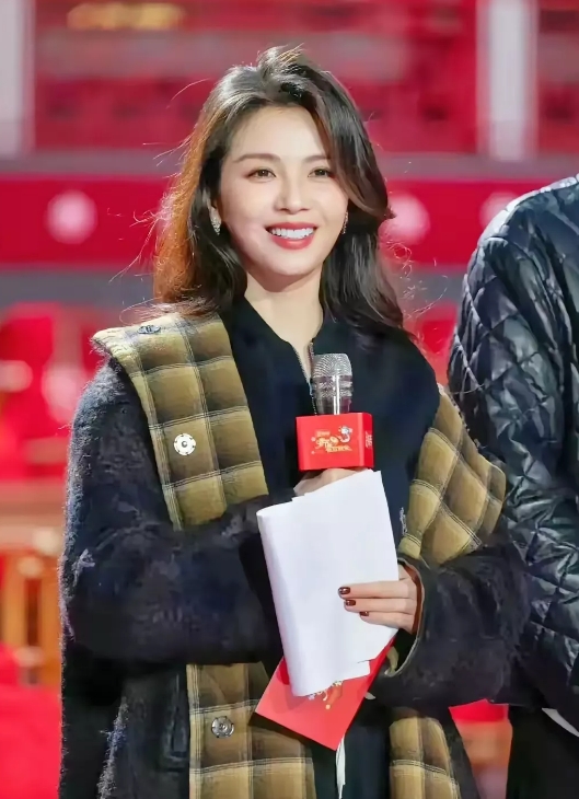 刘涛真的是越来越漂亮了。那种由内而外透着知性和温婉的大美女。虽然已经 45 岁，
