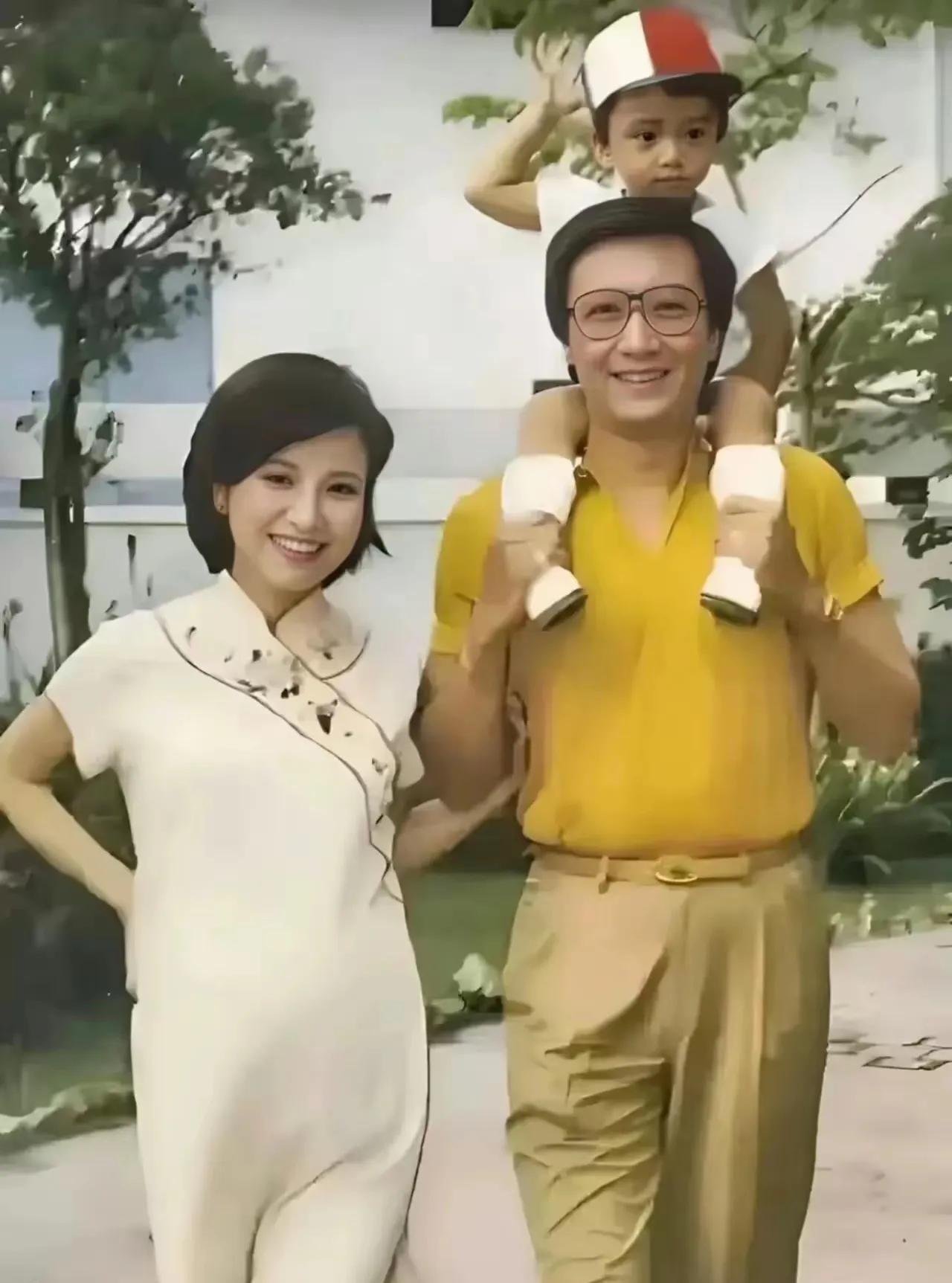 谢霆锋的全家福，
爸妈都是大明星！
小时候的他胆真大
被爸爸举高高，竟不抱脖子！