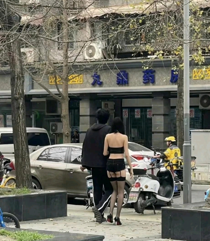 哇哦，今天看到有人穿得那叫一个特别。就那种风格，真让人忍不住想问：穿成这样出门不