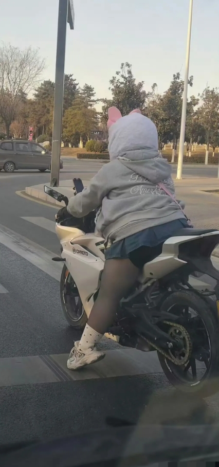 今日最佳，这苗条的身材搭配机车，绝对是亲生的
