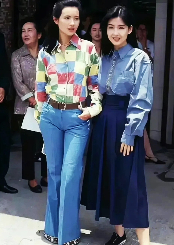 1993年，蓝洁瑛和周慧敏的珍贵合影。镜头下的蓝洁瑛身穿格子衬衫，搭配蓝色裤子，