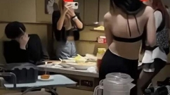 女子为闺蜜庆生，现场欢乐跳舞，同桌男子捂住双眼不敢看