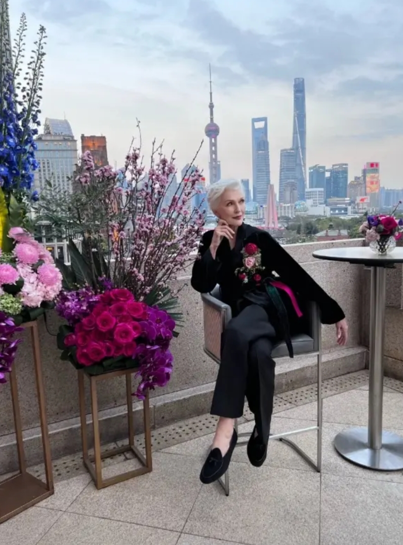 马斯克在美国热火朝天地帮助特朗普竞选，而另一边，他的妈妈在中国上海玩得不亦乐乎。