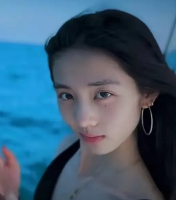 孙莉、黄磊的女儿多多，是目前最美的星二代了吧！
黄磊老婆孙莉晒出全家福，大女儿简