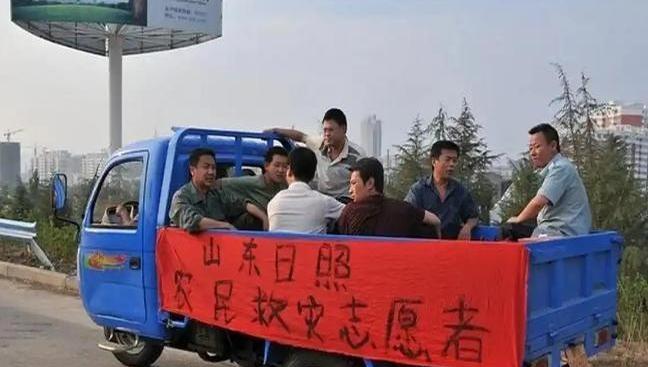 2008年，一家饭馆的服务员不停的催促眼前十个农民，只见他们将菜单传来传去，脸色