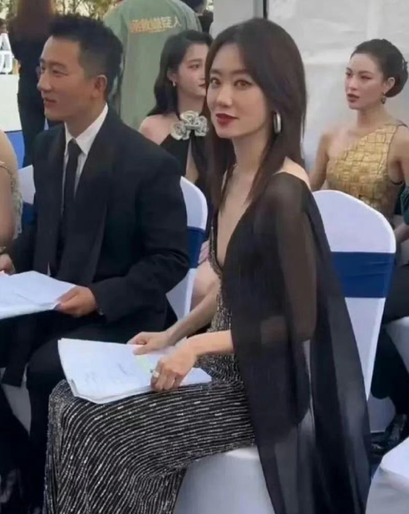 张小斐这瘦的前胸贴后背

张小斐以一种意想不到的方式再次进入公众视野——她的瘦引
