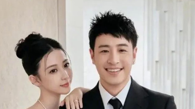 潘玮柏28岁娇妻穿一条丝巾当上衣，好身材展露无遗，难怪结婚4年这么低调