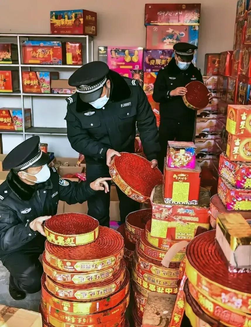 真是太倒霉了！进了几十万的烟花囤着准备赚点钱，谁知道全被查啦！执法人员一来就讲，