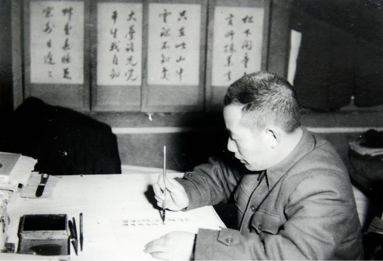 上世纪80年代，南京军区某营干事转业，想要进入某地方银行工作。有人示意：“该行行
