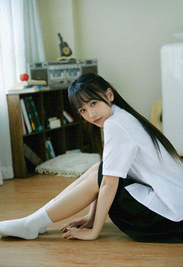 蒋申白袜黑裙