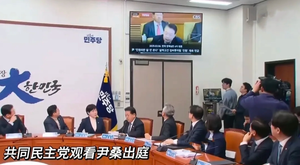 韩国共同民主党议员观看尹锡悦出庭辩论，李在明没忍住，笑了起来。
他没忍住不是因为