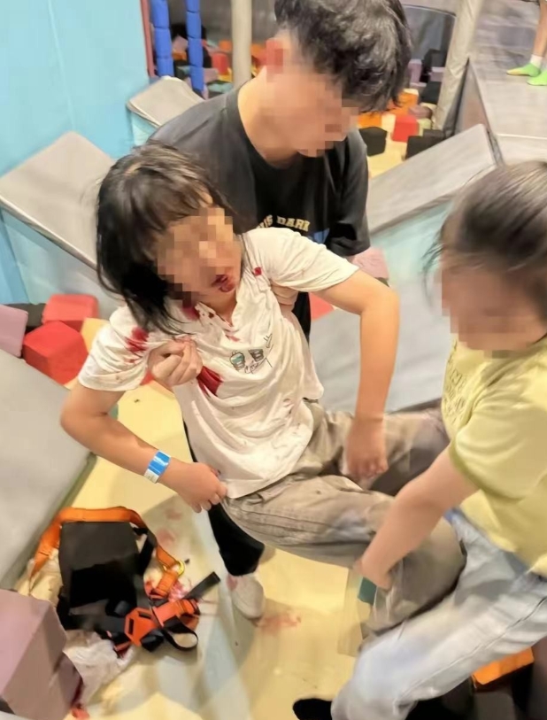 “实在是太惨了！”广东深圳，女子带自家小孩参加一项极限挑战的时候，疑似没有系好安