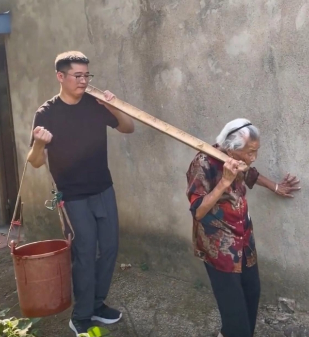 奶奶要和我一起挑水，结果把奶奶累的够呛！哈哈哈哈 [大笑][大笑][大笑][大笑