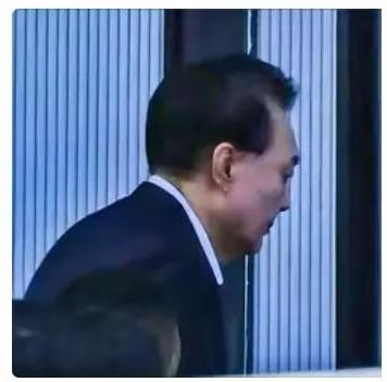 尹锡悦终于出来了！
尹锡悦，今天下午，乘坐长长的凯迪拉克，前往法院。   一个人