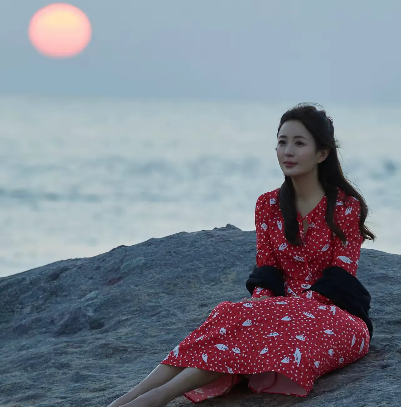 她是内地著名的影视女演员，1992年主演电视剧《痴情不改》正式开启演艺生涯，20