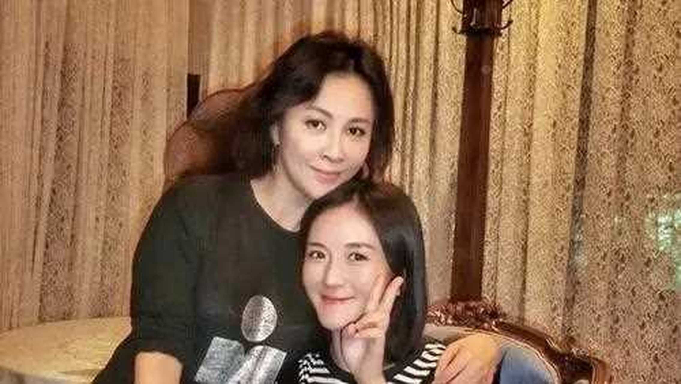 一次，谢娜缠着刘嘉玲，非要参观一下她在苏州的豪宅不可，刘嘉玲婉言拒绝，谢娜不仅不