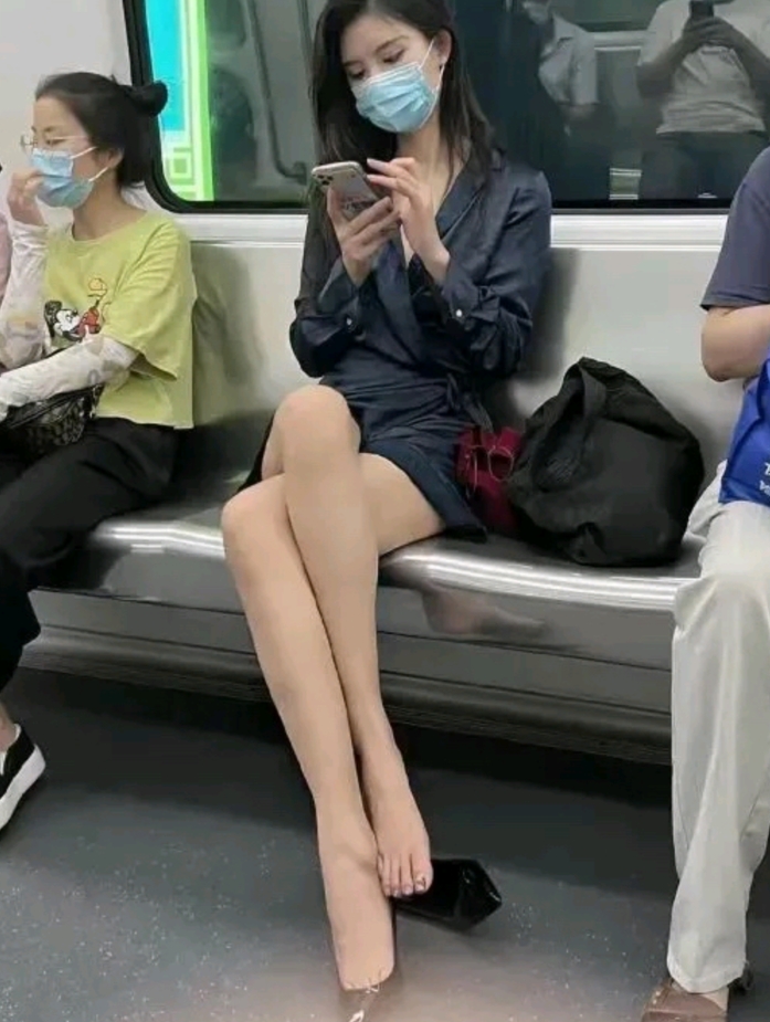 坐地铁怎么能随便脱鞋呢？太没素质了吧[发怒][发怒]