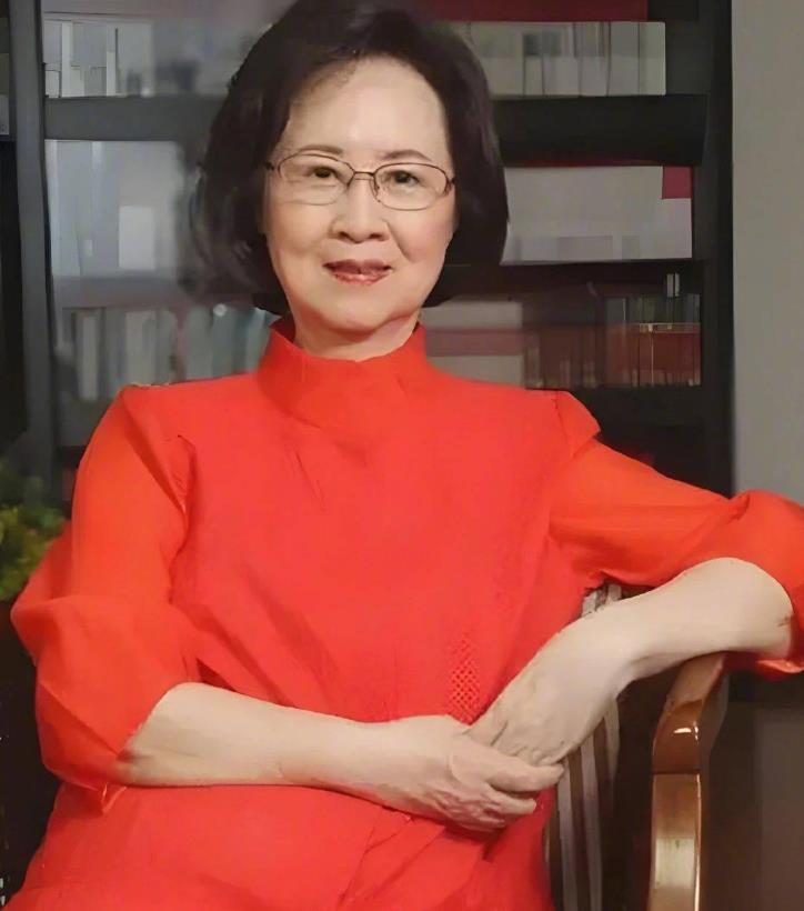 琼瑶这是被这个男人耍了一辈子！还给这个男人和他的子女打一辈子工！可叹！
 
平鑫
