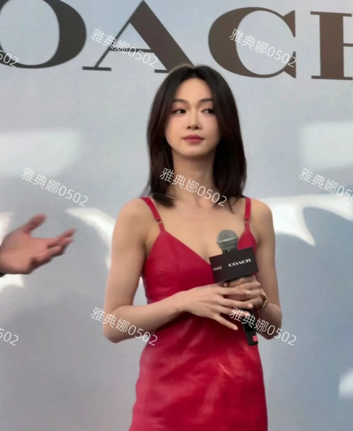 吴谨言本人比电视上好看很多啊！
她个子不太高，骨架纤细，脸巨小五官很精致很上镜，