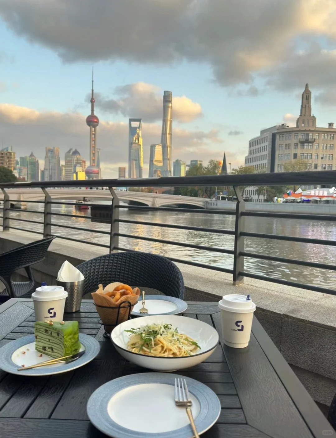 突然发现自己好虚荣啊...
明明自己一个月生活费才三四千，却背着成千上万的大牌包
