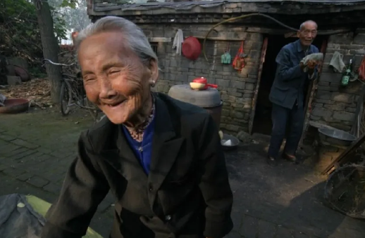 小时候，母亲重病没钱去医院，我硬着头皮去找大伯借钱，大伯冷着脸把我推了出来，不料