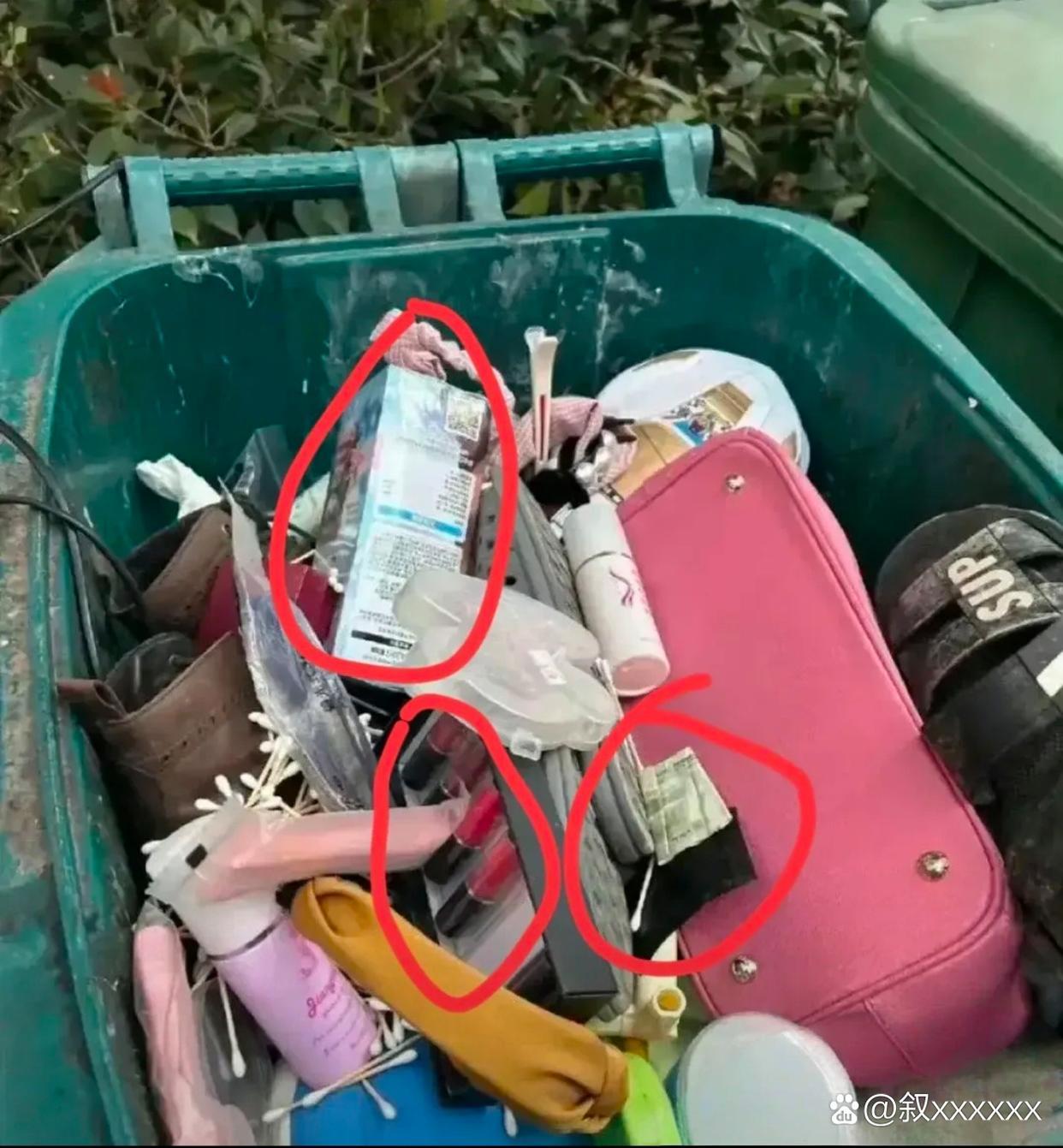 路过小区的垃圾桶，刚好看到别人丢的东西，好多都是全新没拆封的，我该不该去捡呢？有