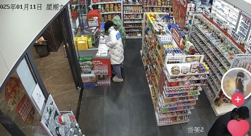 这两个女大学生火了！她们偷偷用便利店的微波炉热菜，结果着火了，发现后既不灭火也不