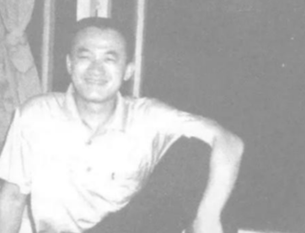 2002年，护士周华突然在医生李仁强的脖子上扎了一针，还嬉皮笑脸地说：“跟你开个