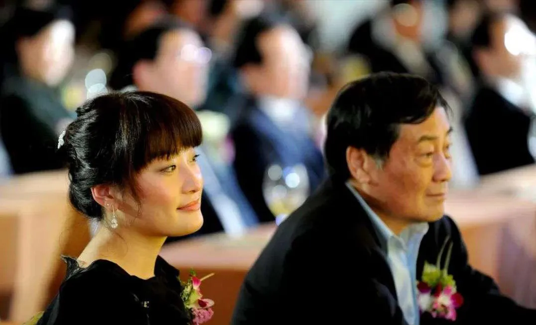据娃哈哈员工回忆，宗庆后唯一一次对女儿宗馥莉大发雷霆，是因为开除老员工的问题。宗